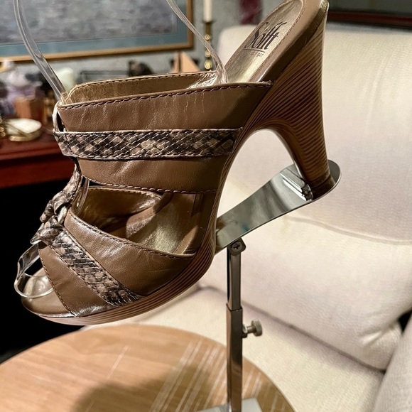 SOFFT Women's 8W Taupe Beige‎ Leather Snakeskin Pump Spool Heel Slip-On Sandals - Picture 4 of 14